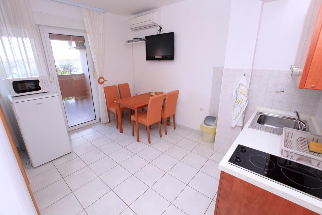 Apartments Miroslav Povljana Exterior photo